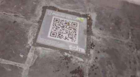 Denuncian que rompieron las lajas del Cabildo para colocar un código QR