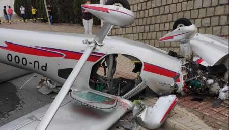 VIDEO Impresionante: una avioneta se estrelló en medio de una calle en Brasil