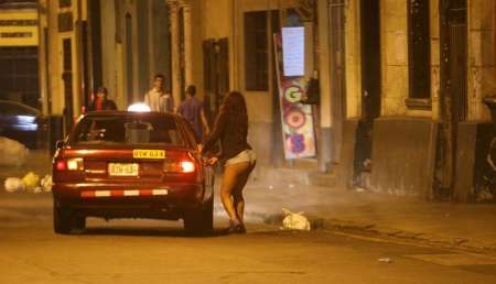 Prendió el televisor y se enteró por las noticias de que su esposa es prostituta