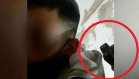 VIDEO Desafectan a un policía por filmarse con una picana junto a un joven detenido