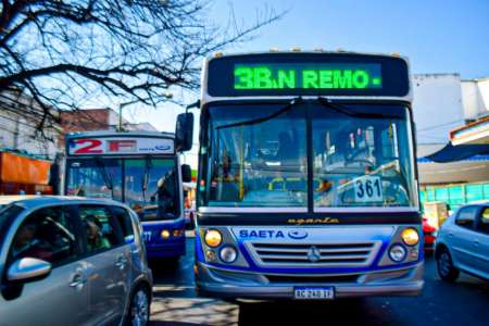 Circula solamente el 50% de los colectivos, según transportistas