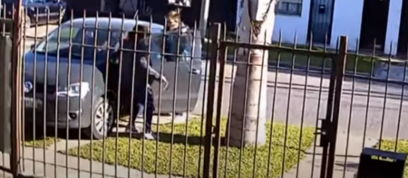 Le robaron el auto con su pequeño hijo dentro