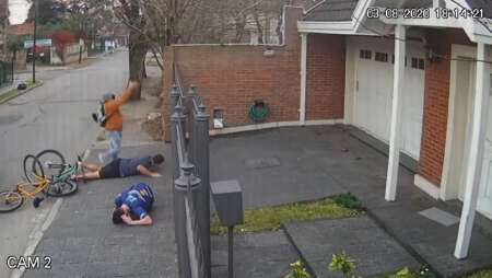 VIDEO Motochorros asaltaron a padre e hijo y les dispararon para intimidarlos