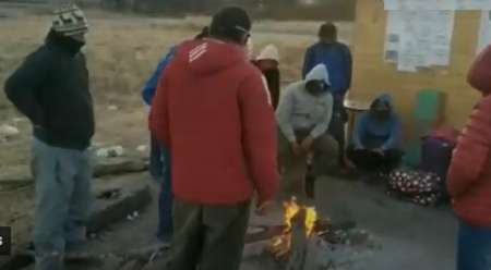 Una decena de trabajadores golondrina duermen en la intemperie, sin poder regresar a sus hogares