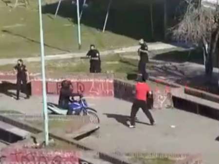 Ensenada: a las piñas ex barra hizo retroceder a 5 policías y hasta les robó una campera