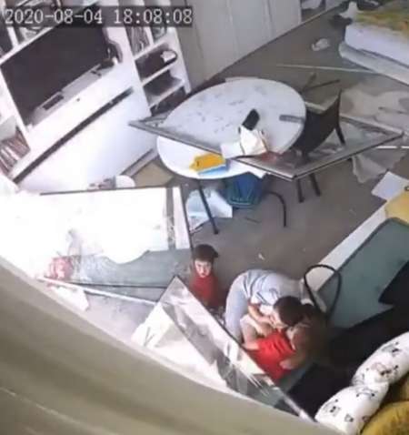 VIDEO Aterrador: Tres niños miraban por la ventana cuando se produjo la explosión