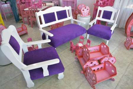 Exposición y venta de juguetes elaborados en los talleres de laborterapia del Servicio Penitenciario