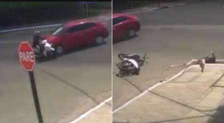 Momento en que chocan a mujer en moto y cae por alcantarilla