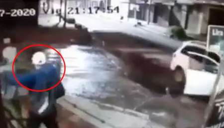 VIDEO No se resistió a que le robaran la mochila, pero igual le dispararon a quemarropa