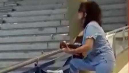 VIDEO La médica que le canta a cientos de pacientes con COVID-19 y se hizo viral