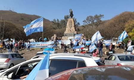 Salteños se congregaron el en Monumento a Güemes para protestar contra el gobierno nacional