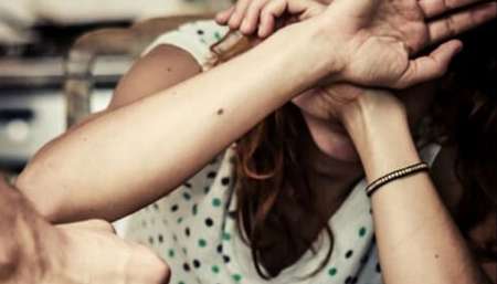 Intentó ahorcar a su expareja y quiso llevarse a la hija menor