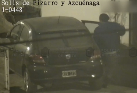 Infraganti: un auto estaba abierto, intentó robar pero las cámaras no lo permitieron