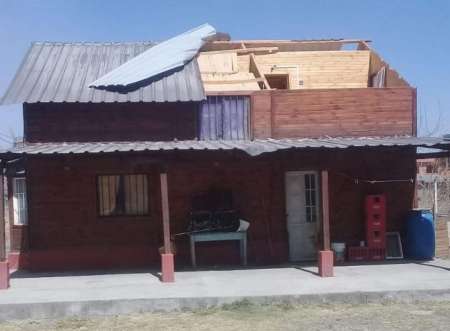 Video: Le construyeron mal la casa, el viento hizo volar su techo y pide ayuda