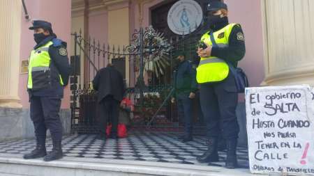 Vivo: Minero se encadena en la puerta de la catedral de Salta tras ser despedido