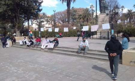Artesanos y artistas protestaron frente a la legislatura