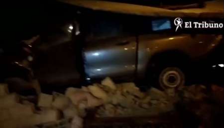 VIDEO Murió una joven madre en el accidente de anoche: una camioneta perdió el control y embistió una vivienda