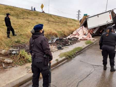 17 móviles policiales se enfrentaron con vecinos que querían robar carne de un camión