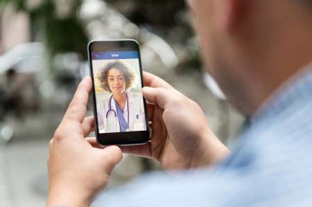 Convocarán a médicos jubilados para atención telefónica de pacientes leves