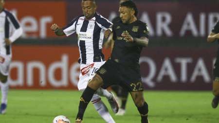 Racing se llevó sobre el final tres puntos de oro en Lima para afirmarse en el Grupo F