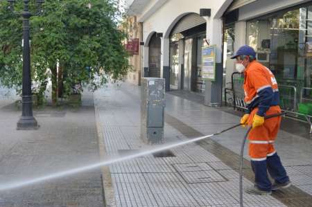 Covid-19: se desinfectaron las peatonales, paseos comerciales y la plaza 9 de Julio