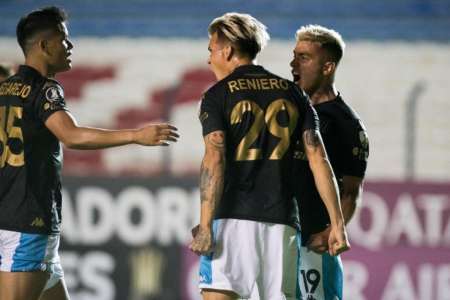 Racing le ganó 2 a 1 a Nacional en Uruguay y se clasificó a octavos de final