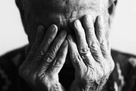 Engañó a sus abuelos para obtener derechos sobre una propiedad