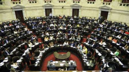 Se aprobó la resolución que prohíbe a los legisladores comprar dólares