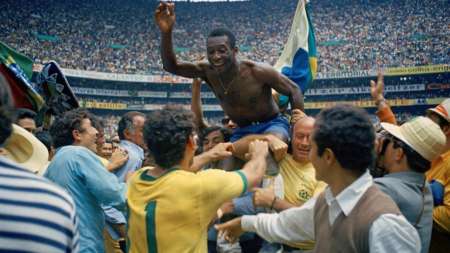 Su mayor picardía, su paso por el cine y el día que conoció a Maradona: las mejores 21 anécdotas de Pelé, que cumple 80 años