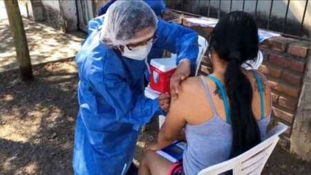 Vacunan casa por casa en barrios de la zona norte capitalina