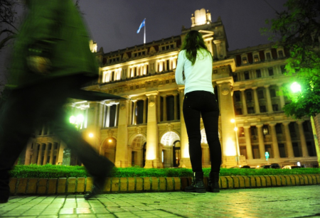 Paula, frente a frente con los Tribunales porteños en 2014, cuando consiguió que Alberto Pampín fuera preso. (Juan Manuel Foglia)