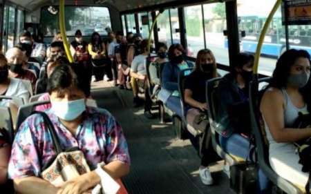 Desde hoy podrán trasladarse hasta 10 pasajeros de pie por coche
