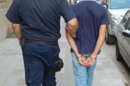 Un policía fue a suspender una carrera cuatrera, pero terminó golpeando a un asistente