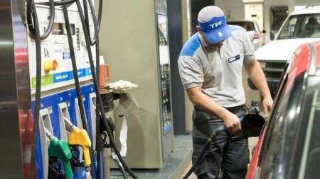 El litro de nafta cuesta 5 pesos más en Salta, donde el consumo cayó un 35%