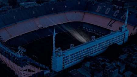 La Bombonera, el Monumental y todos los estadios de la Argentina encendieron sus luces a las 10 de la noche en homenaje a Diego Maradona