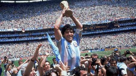 Piden hasta $15 millones en un sitio de subastas por una camiseta de la Selección autografiada por Maradona