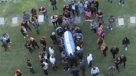 Unos 200 policías custodian el acceso al cementerio donde descansan los restos de Maradona