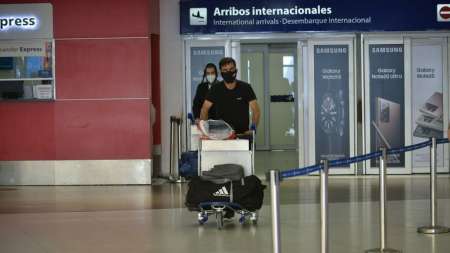 Migraciones: el Gobierno definirá quiénes deberán cumplir los 14 días de aislamiento al ingresar al país