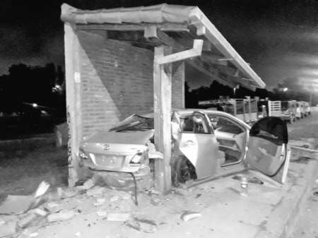 Un auto se estrelló contra una garita de colectivo en la rotonda de Limache