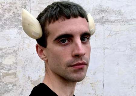 Se implantó dos aletas en el cráneo para experimentar nuevos sentidos: “No me considero 100% humano”