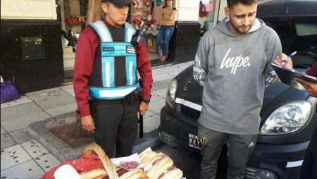 Vendía sandwiches de salame, se los sacó la policía y su foto se hizo viral