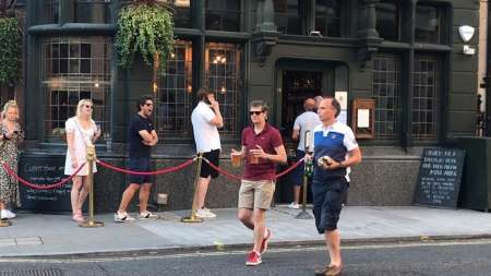 Londres cierra de nuevo cines, teatros y restaurantes debido al coronavirus