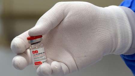 Estudian si combinando la vacuna de Oxford con la Sputnik V puede generarse inmunidad por dos años