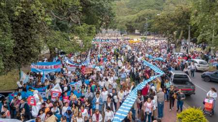 Cientos de salteños marcharon a favor de la vida y en contra del aborto