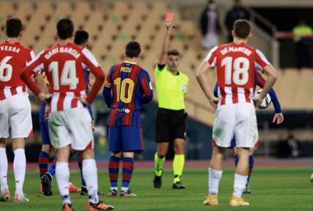 Messi se calentó, manoteó y lo echaron