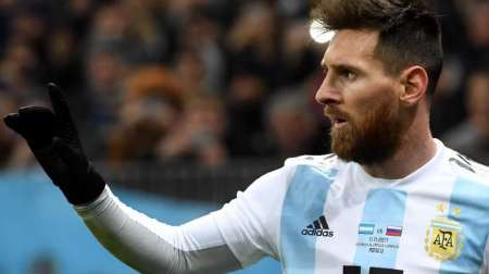Con Messi de titular y Mascherano de cinco, Argentina espera por España