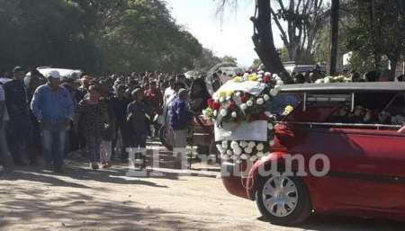 Un pueblo conmovido acompañó ayer los restos de Ely Condorí hasta el cementerio de Cobos. Fuente: El Tribuno