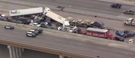 Enorme accidente con casi 100 autos en una autopista congelada de Texas: al menos 5 muertos y decenas de heridos