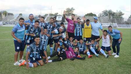 El Albo goleó a Zapla y se metió en la final por el ascenso