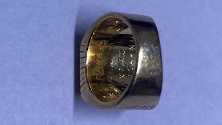 Familiares del enfermero prófugo entregaron a la policía el anillo del expresidente Menem